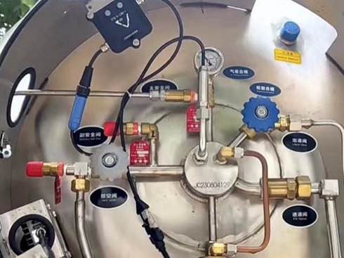 �úڰ���һ�����LNG܇��ƿʹ��ָ��