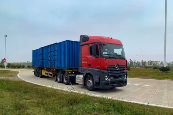 3��÷ِ��˹-���Y��(gu��)�a(ch��n)�ؿ�Actros 6&times;4��·����܇�M(j��n)�Мy(c��)ԇ.jpg