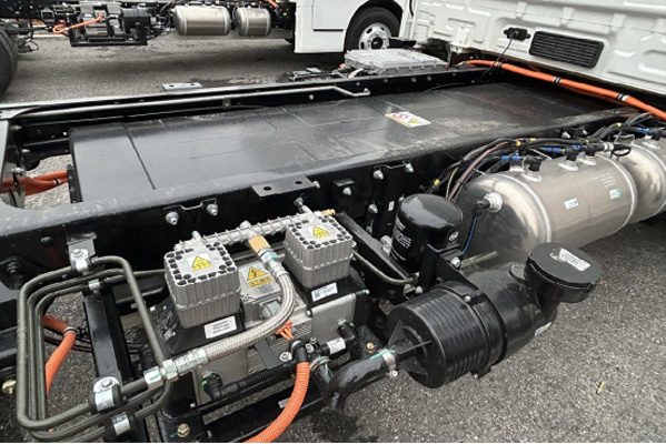 ����܇֮�ѾW�ģ�����1�����iET9�A�|�sҫ���� ��(chu��ng)���˗U���I�����Gɫ�D��737.jpg