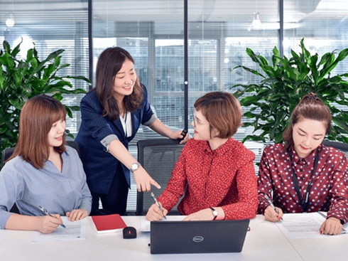 ����˹���A�ع���I(y��)��Ů�������g��һ��